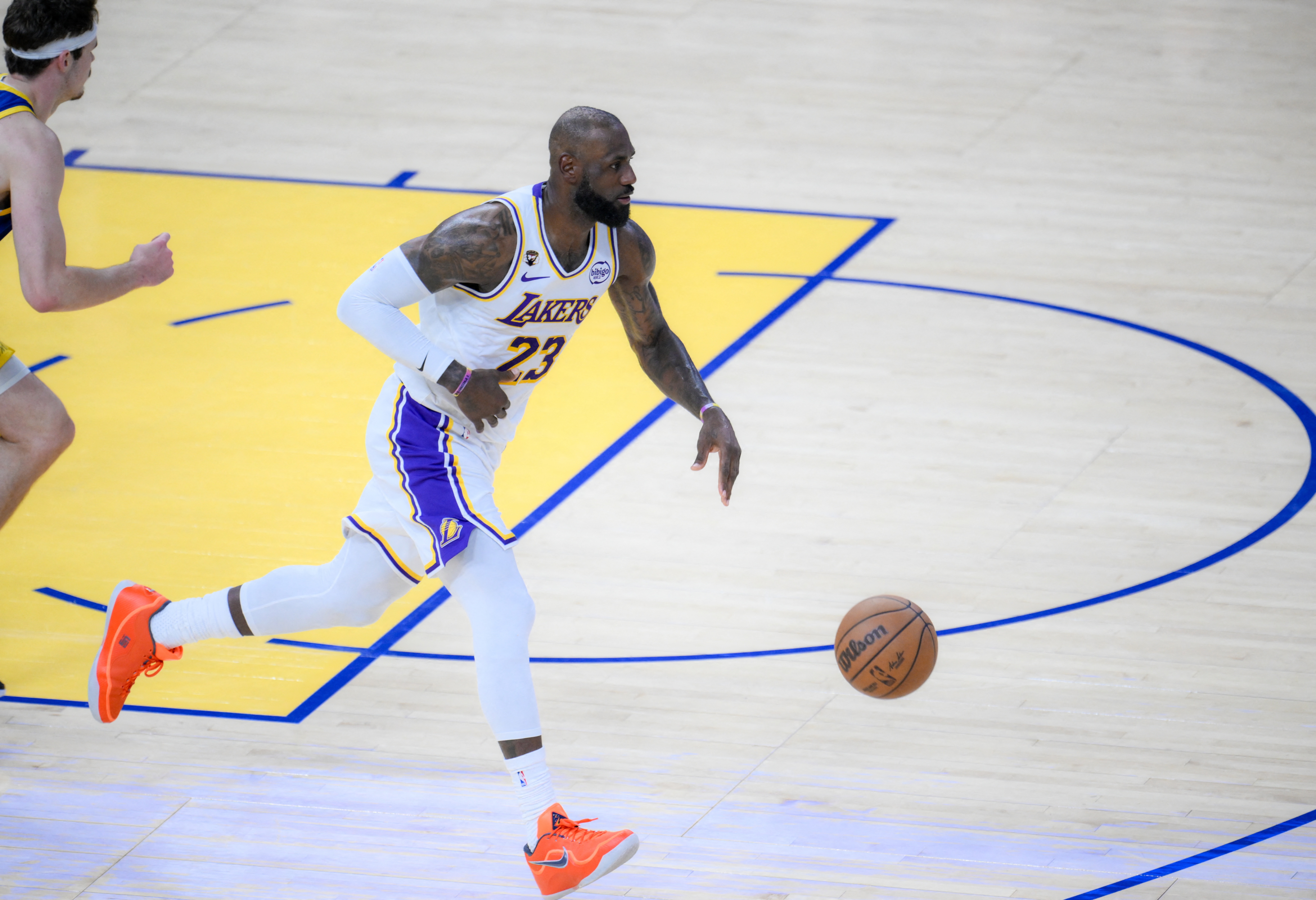 美记:提议LBJ模仿霉霉“时代巡回退役巡演” 和每支队签一周合同